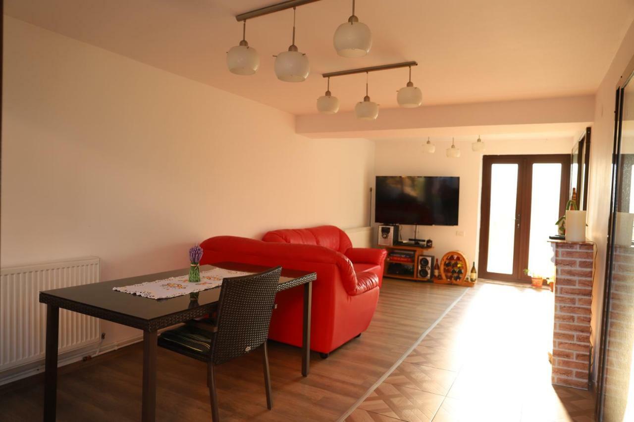 Upstairs Residence Targu Jiu Exterior photo