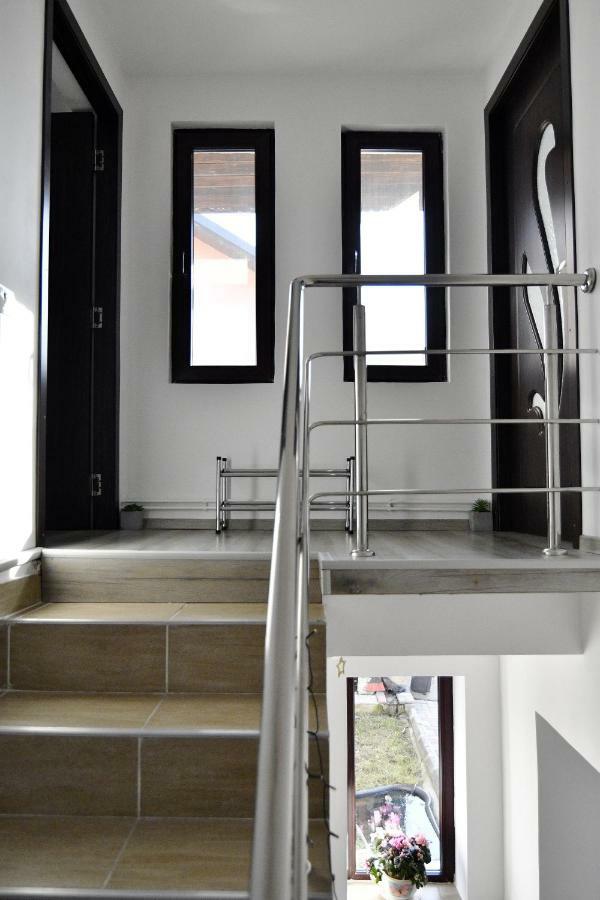 Upstairs Residence Targu Jiu Exterior photo