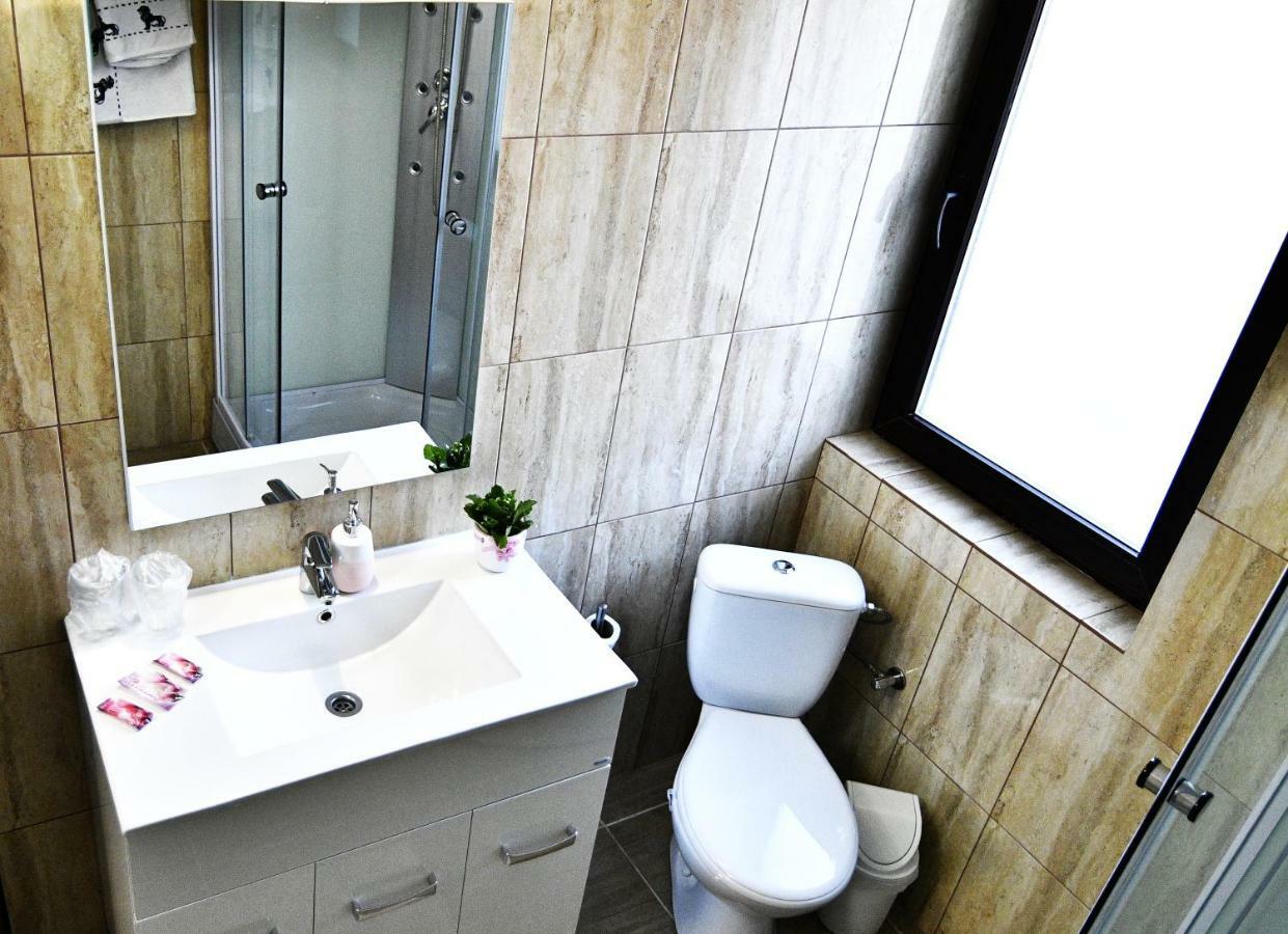 Upstairs Residence Targu Jiu Exterior photo