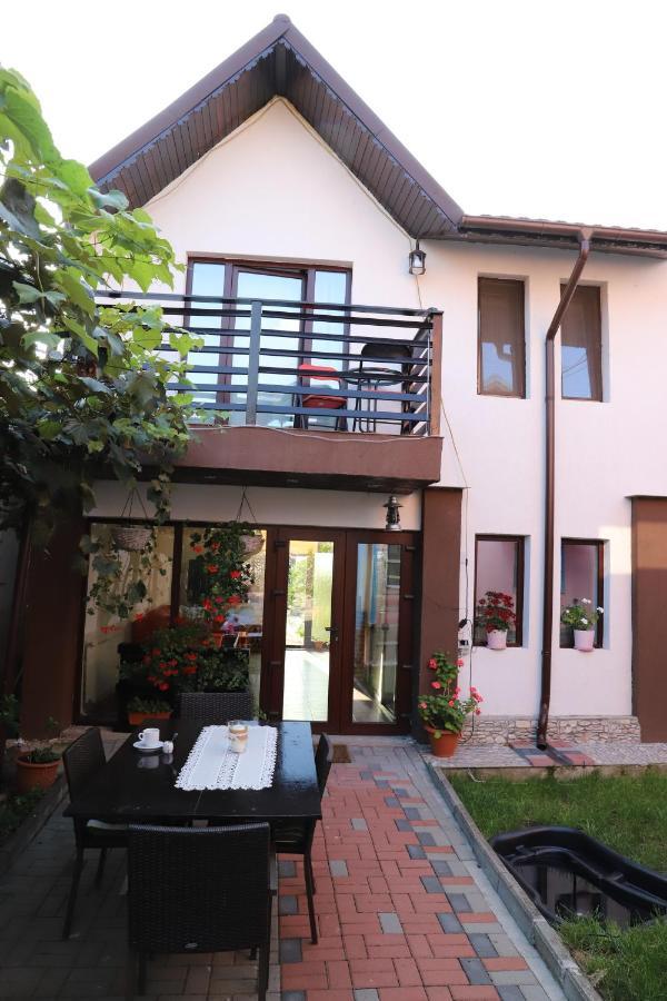 Upstairs Residence Targu Jiu Exterior photo